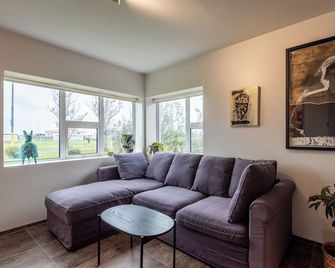 Modern Apartment with contemporary art & hot tub - Stokkseyri - Sala de estar