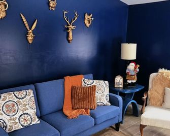 Cozy Winter Cabin • Wood Stove • Mountain View - Farmington - Living room
