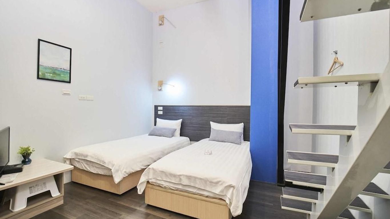 سي إتش بليس إكس هوتل