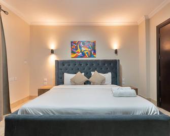 Spacious apartment with pool and scenic city views - Ikoyi - Bedroom