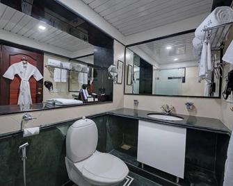 Hotel Kk By Spree Rajkot - Rajkot - Bathroom