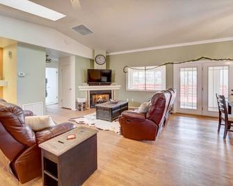 Mountain-View Deck Pet-Friendly Home in Prescott - Prescott - Living room