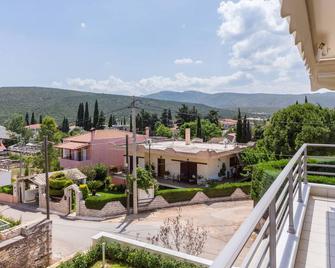 Bright & Spacious Two-Floor Family Garden Home - Maratón - Balcón