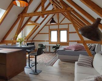 Exclusive Studiowohnung mit besonderem Flair und Dachterrasse - Vesteblick - Landkreis Coburg - Wohnzimmer