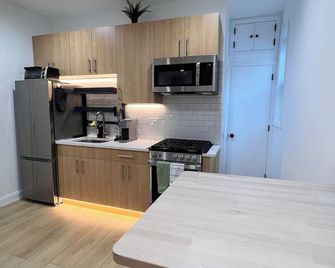 Modern Studio Apartment Near Train - Queens - Kitchen