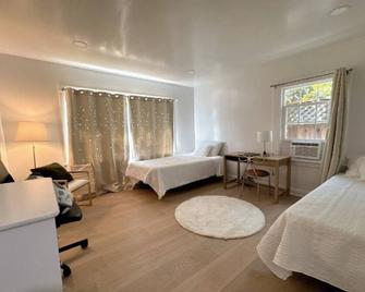 Charming 2-bedroom house with WiFi and AC in San Mateo - San Mateo - Bedroom