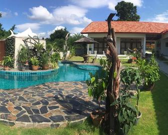 Tree Roots Retreat - Rayong - Piscina
