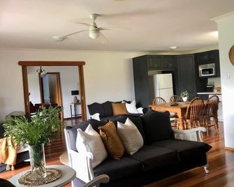 Escape on 50 acres on the Buladelah river. Accommodation for upto 10 people. - Bulahdelah - Sala de estar