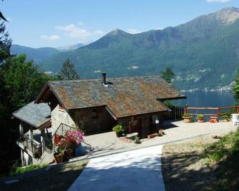Stone house with 5 beds, large covered terrace with lake view. - Tronzano Lago Maggiore - Building