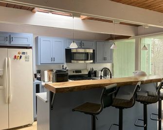 Unique Waitsfield house, minutes to the slopes and dog friendly! - Waitsfield - Kuchyň