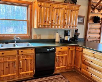 Explore Michigan's Elk Country At This Cabin Retreat-Outdoor Enthusiast Dream - Johannesburg - Cocina