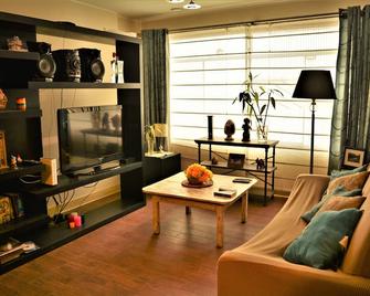 Kangaroo Wasi Airport Bed & Breakfast - Lima - Living room
