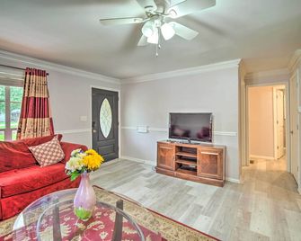 Picturesque Kennesaw Home w/ Private Backyard - Kennesaw - Living room