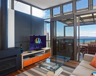 Beach House 7 26 One Mile Close air conditioned wifi foxtel linen - Anna Bay - Sala de estar