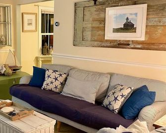 Island Jewel, pristine historic cottage, close to Old Harbor, 3 bed/1.5 bath - Block Island - Wohnzimmer