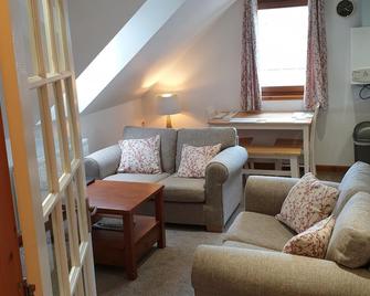 Aldo's Place - Dingwall - Living room