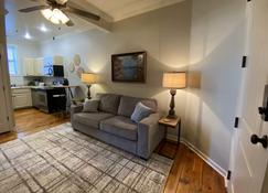 Amazing Suite nestled in downtown Corinth - Corinth - Living room