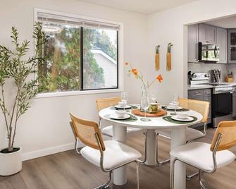 Family-friendly Home w/ Kids' Play Castle - Seattle - Dining room