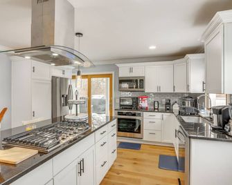 7 Mi to Cedar Point: Retreat w/ Hot Tub & Gazebo - Huron - Kitchen