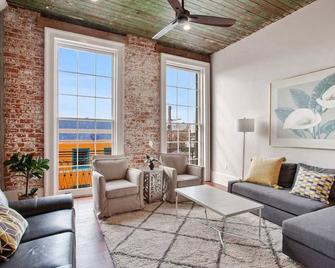 Modern Marigny Apt with Balcony & views of The French Quarter. - Nowy Orlean - Pokój dzienny