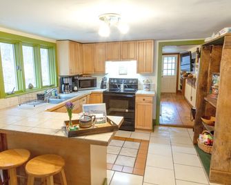 Private Mountain Retreat near Hot Springs & Appalachian Trail - Marshall - Cocina