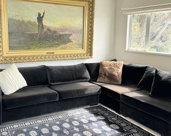 Super large seaview house - Wellington - Living room