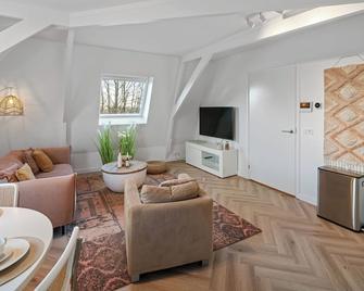 Stylish-loft Near City Center And Park - Roosendaal - Wohnzimmer