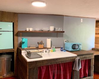 Rustic Ridge a cabin close to hiking and skiing! - Roan Mountain - Kitchen