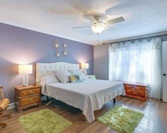 Radford Home with Wraparound Deck! - Radford - Спальня