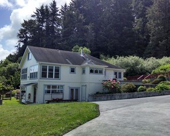 Ferndale BluffHouse -- Farm House sleeps 9; 10 acre former dairy - Ferndale - Edificio