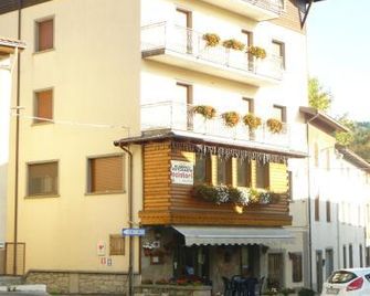 Albergo Ristorante Sciatori - Pievepelago - Building