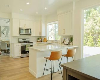 Spacious 4-bedroom house in welcoming San Diego with gorgeous canyon views - San Diego