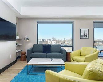 Elegant Flat on Tennyson Street w/ Balcony + Rooftop Patio - Denver - Soggiorno