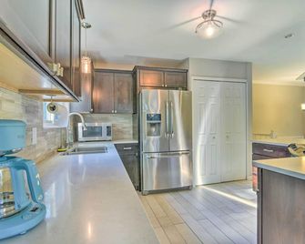 Pet-Friendly Michigan Home 5 Mi to State Park! - West Bloomfield - Kitchen