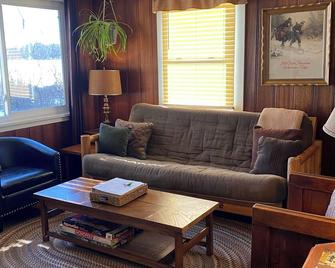 Spruce Cabin #1 - Just 35' From Lake Wissota! - Chippewa Falls - Living room