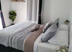 Charming&comfy apt, close to hwy, wifi, netflix - Edmundston - Bedroom