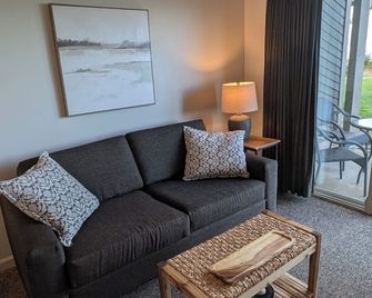 Beachfront Walk-out in the Heart - Qualicum Beach - Living room