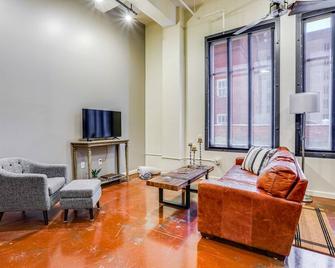 One Bedroom Industrial Loft in Downtown Fort Worth - Fort Worth - Living room