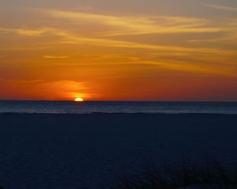 Steps from Beach, sleeps 6, Pets Ok - Clearwater - Beach