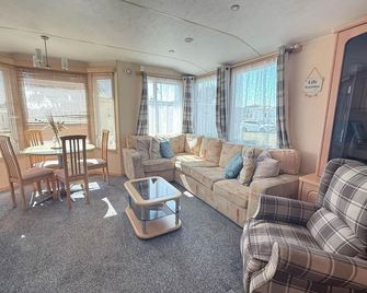 Lovely Caravan With Decking At Breydon Water In Norfolk Ref 10027rp - Belton - Living room