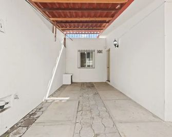 Spacious House 3 Bedrooms Perfect for Fa - La Canada - 門廳