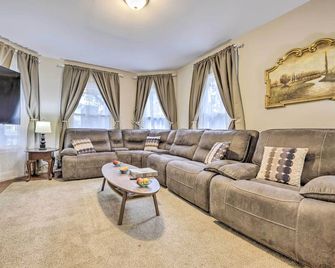 Cozy Springfield Apartment, Close to Parks! - Springfield - Living room