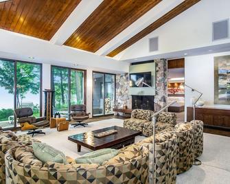 Lake Michigan Home on 60 Acres of Peaceful Woodland Dune - Holland - Wohnzimmer
