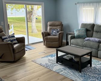 Cozy Pet-Friendly Lake House with Panoramic Bay Views - Bay City - Stue