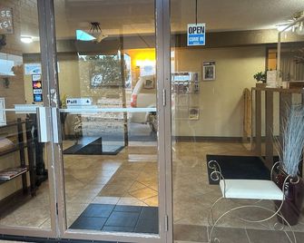 Candlelight Inn by Capital O Scottsbluff - Scottsbluff - Rezeption