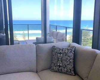 Boardwalk Burleigh Beach Best Location - Burleigh Heads - Living room