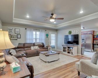 Chandler House with Fenced Backyard Pets Welcome! - Chandler - Sala de estar
