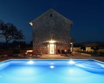 3 Bedroom Cozy Home In Hrvace - Hrvace - Pool