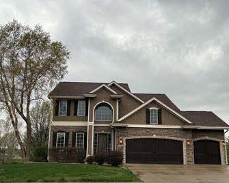 Executive or race horse owners avail 22 day min 4bed 4baths Furn or unfurnished. - Altoona - Building