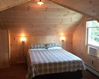 Charming 3 Bed/2.5 Bath Cottage In Historic Shelter Island Heights Walk to Ferry - Shelter Island Heights - Bedroom